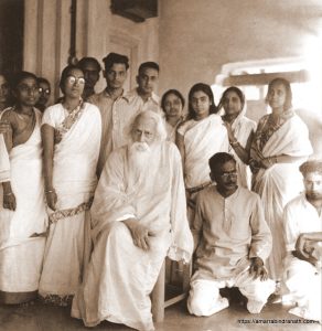 Rabindranath Tagore with Students 2 মহাত্মা গান্ধী, প্রবন্ধ - রবীন্দ্রনাথ ঠাকুর