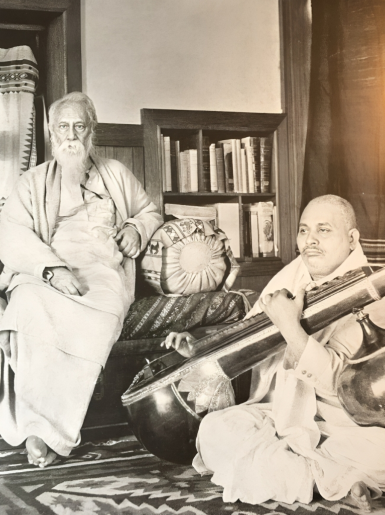 রবীন্দ্র সঙ্গীত ও শাস্ত্রীয় সঙ্গীত 3 রবীন্দ্রনাথের সাথে পণ্ডিত ভীমরাও শাস্ত্রী - ১৯৩০ সালের শেষের দিকে শান্তিনিকেতনে