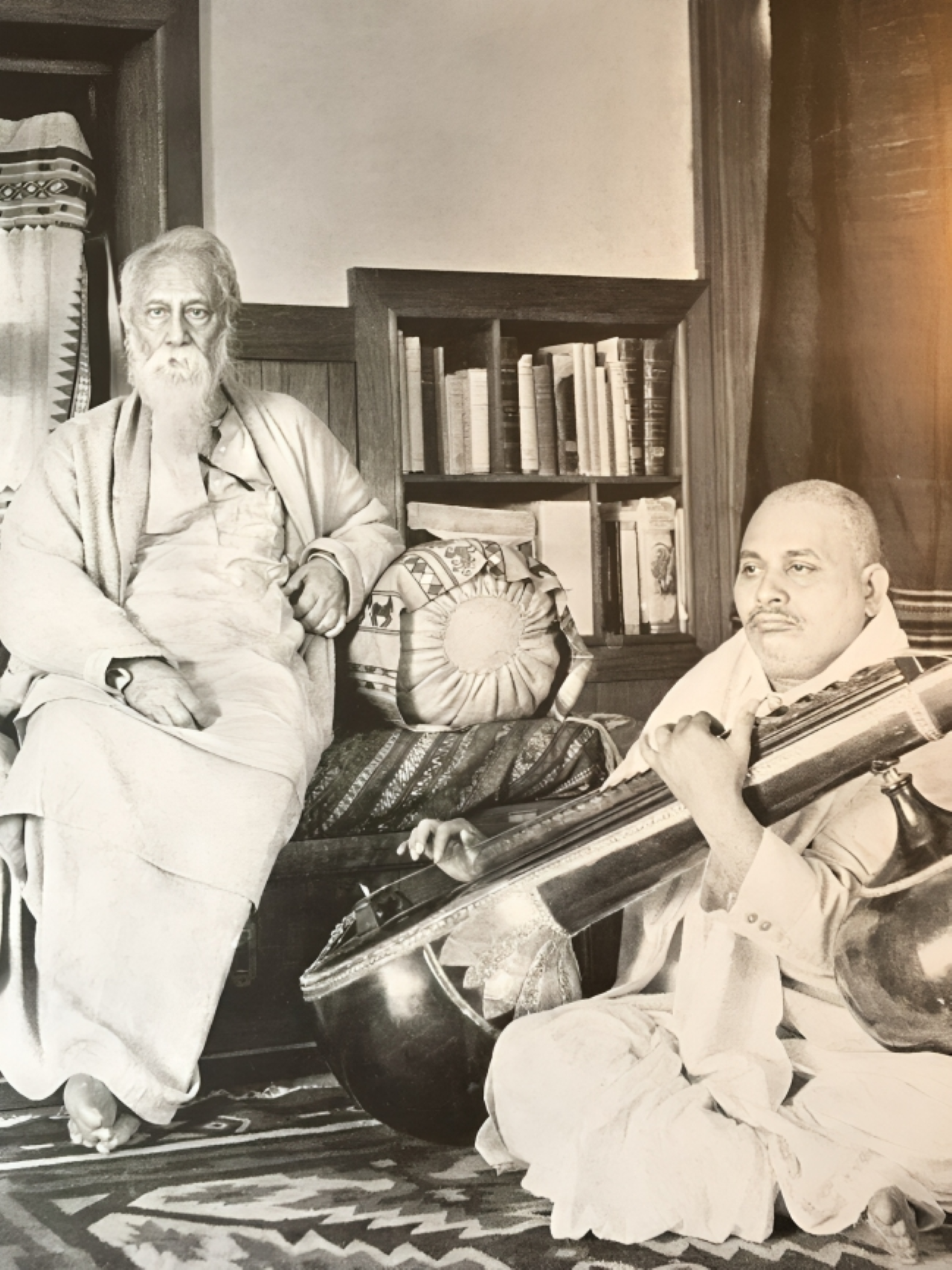 রবীন্দ্রনাথের সাথে পণ্ডিত ভীমরাও শাস্ত্রী - ১৯৩০ সালের শেষের দিকে শান্তিনিকেতনে